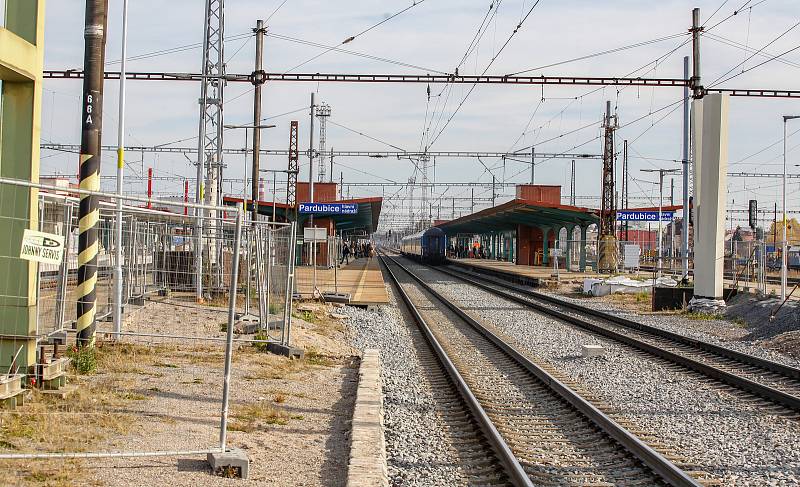 Průběh modernizace trati a perónů na Hlavním pardubickém vlakovém nádraží.