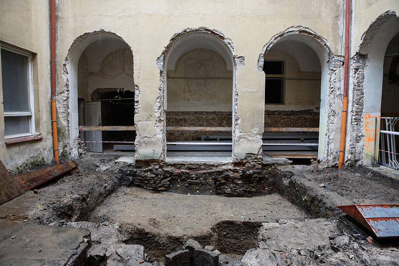 Archeologové z Východočeského muzea odkryli při rekonstrukci historické budovy bývalé zvláštní školy v prostoru rajského dvora bývalého kláštera zdivo původních pozdně středověkých domů z 15. století.