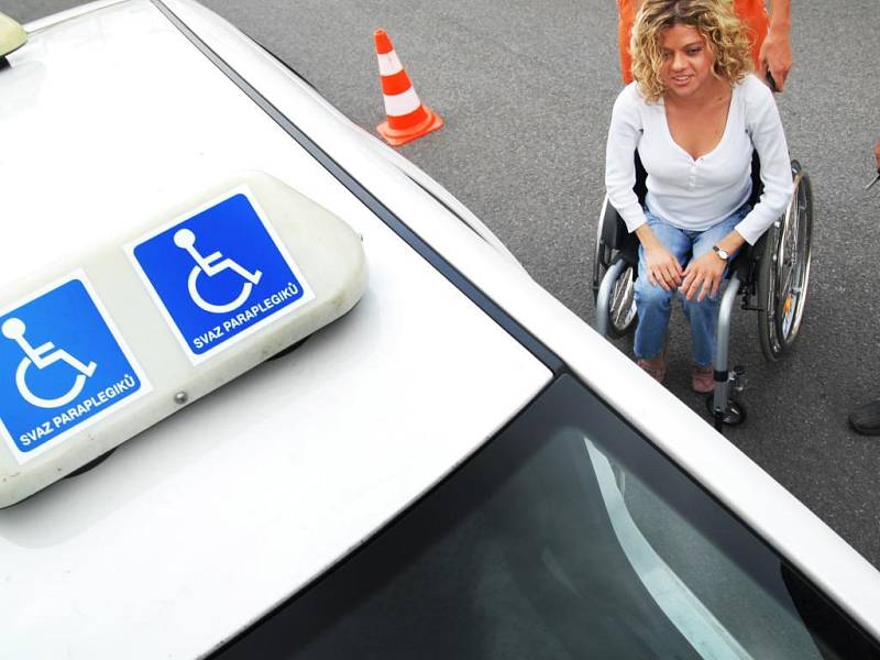 Závěrečné zkoušky handicapovaných v přeloučské autoškole