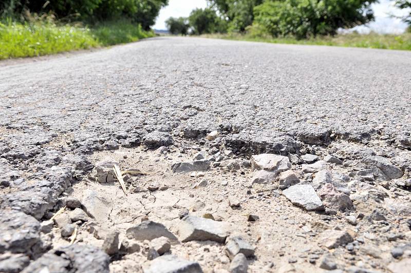 Krajské silnice II. a II. tříd, používané jako návozové trasy na stavbu D35, těžkými náklaďáky trpí.