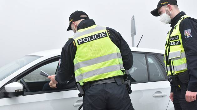 Policejní hlídky kontrolovaly řidiče mezi okresy Chrudim a Pardubice.