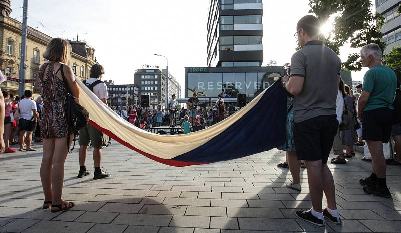 Zhruba šest set lidí se v úterý sešlo u sochy Jana Kašpara v Pardubicích. Opět protestovali proti premiérovi Andreji Babišovi a ministryni spravedlnosti Marii Benešové.