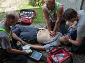 Nácvik použití automatického defibrilátoru. Dobrovolní hasiči z Libišan s ním budou moci vypomoci  před příjezdem záchranné služby a zvýšit tak šance pacienta na přežití.