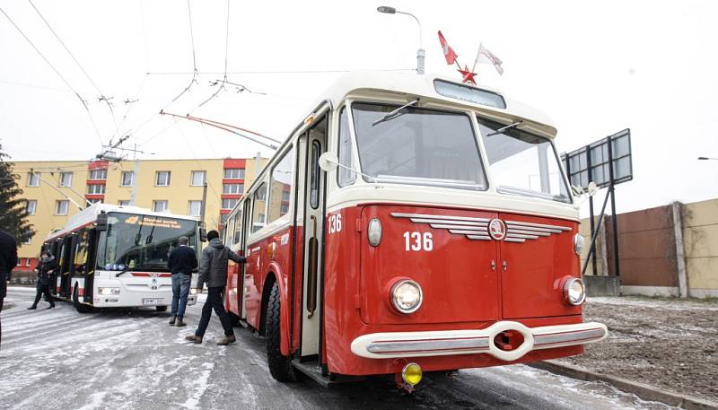 Historický trolejbus Škoda 8Tr z roku 1960 v pátek v Pardubicích slavnostně otevřel provoz na nových trolejbusových tratích.