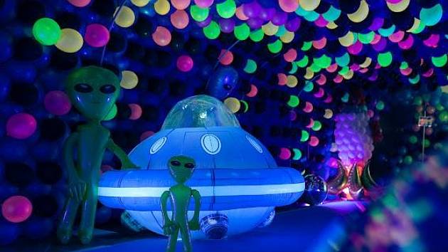 Výstava balonků na téma vesmír se koná od pátku v Ideonu.