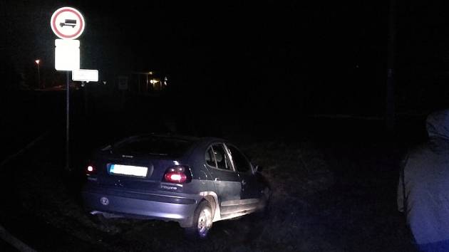 Auto v příkopu u Chvaletic. Řidič neměl papíry, zato v dechu měl přes 1,7 promile.