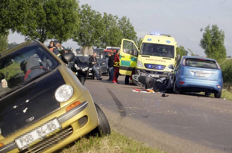 28. května. Motorkář u Starých Jesenčan doplatil zřejmě na zbrklé předjíždění. Střet s autem nepřežil.