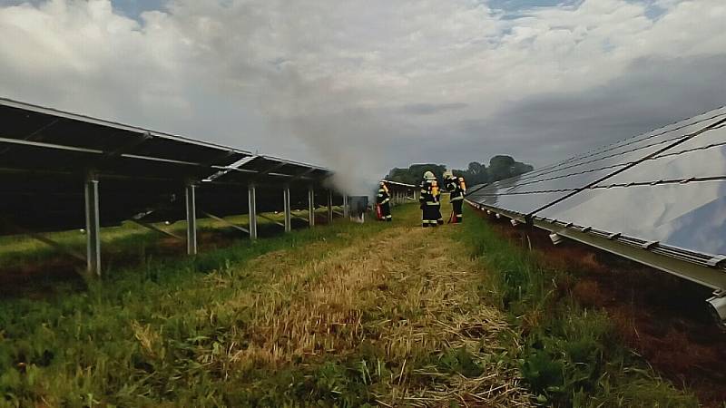 U Kostěnic v pátek ráno došlo k požáru fotovoltaické elektrárny.