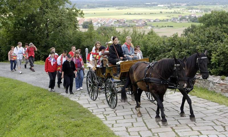 Fanoušci s mistrovským pohárem vzali útokem Kunětickou horu