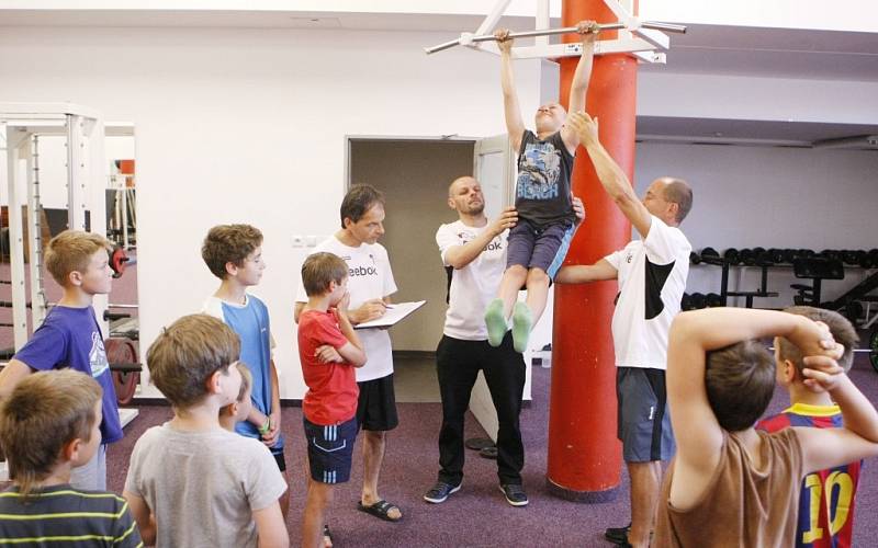 Ani chvíle oddechu. V hokejové škole se mladí sportovci nezastaví, mají hodně pestrý program. 