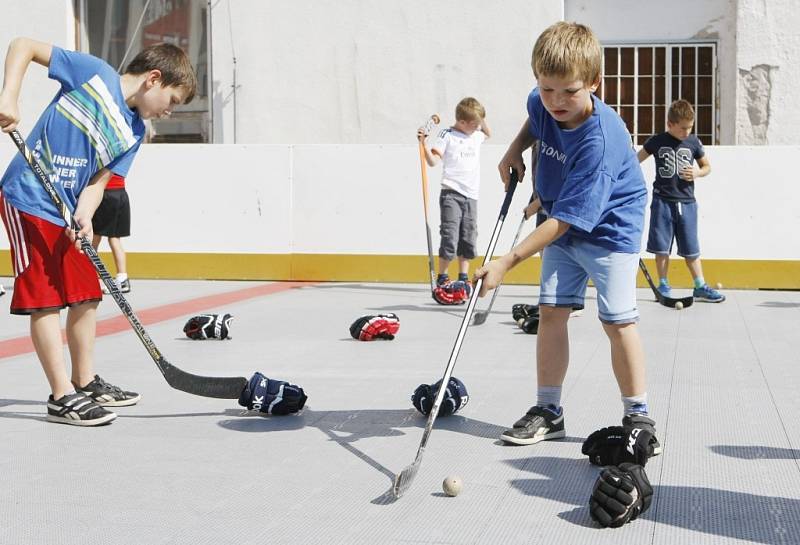 Ani chvíle oddechu. V hokejové škole se mladí sportovci nezastaví, mají hodně pestrý program. 