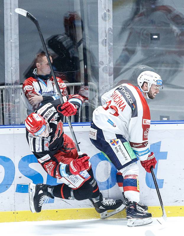 Hokejové utkání Tipsport extraligy v ledním hokeji mezi HC Dynamo Pardubice (v bíločerveném) a HC Oceláři Třinec.