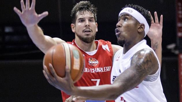 Basketbalové pohárové utkání Pardubice - Charleroi.