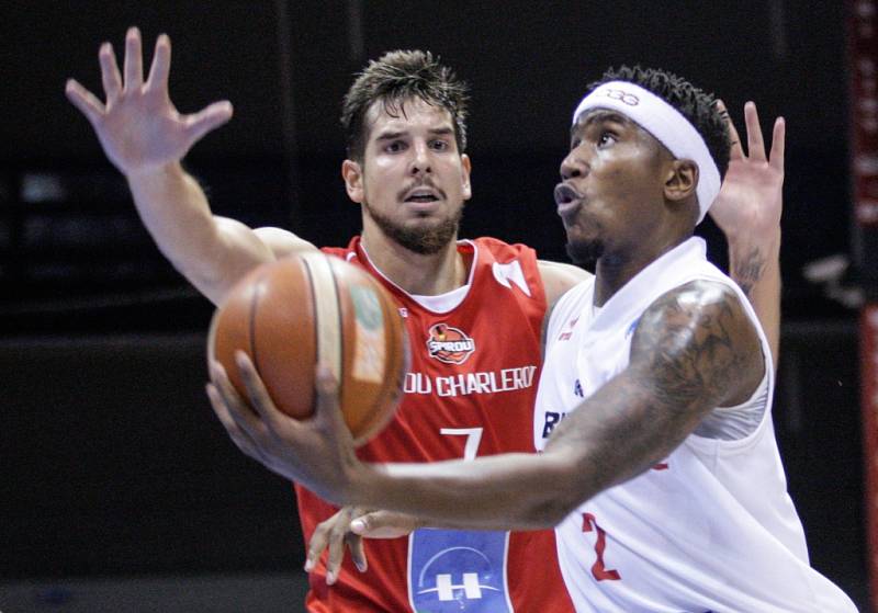 Basketbalové pohárové utkání Pardubice - Charleroi.