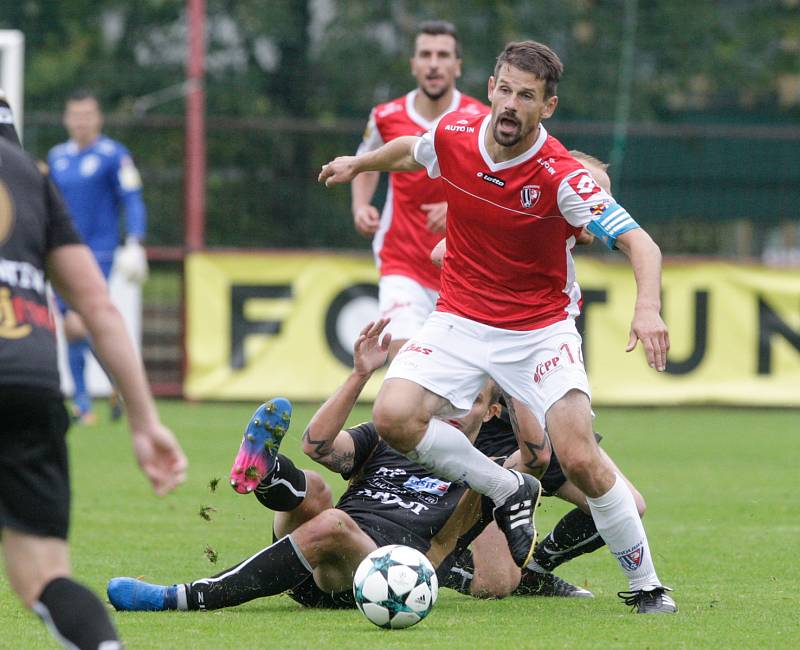 Utkání Fobalové národní ligy mezi FK Pardubice (ve červenobílém) a 1. SC Znojmo FK (v černém) na hřišti pod Vinicí v Pardubicích.