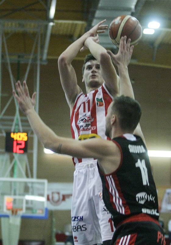 Basketbalové utkání Kooperativy NBL mezi BK JIP Pardubice (v bíločerném) a 	DEKSTONE Tuři Svitavy (v černém) v pardubické hale na Dašické.