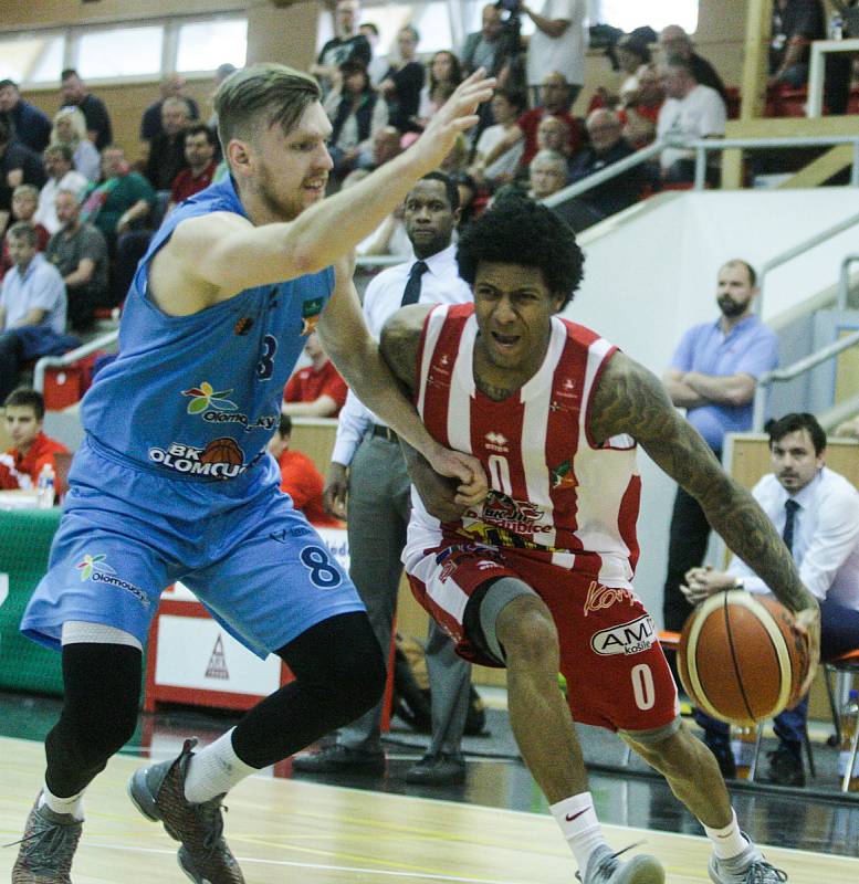 Basketbalové utkání play-off Kooperativy NBL mezi BK JIP Pardubice (v červenobílém) a BK Olomoucko (v modrém) v pardubické hale na Dašické