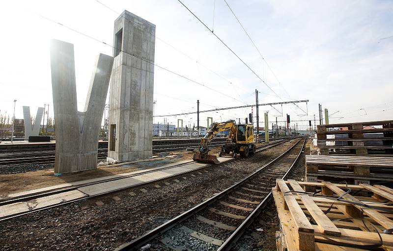 Průběh modernizace trati a perónů na Hlavním pardubickém vlakovém nádraží.