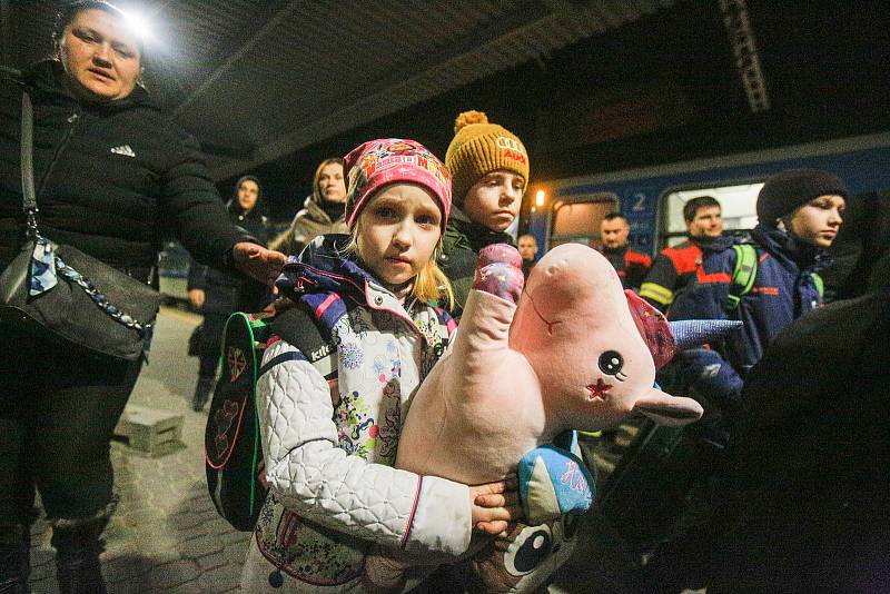 Na pardubické hlavní nádraží přijel speciální vlak s matkami a dětmi prchajícími z války na Ukrajině, ktrerou napadla ruská armáda.