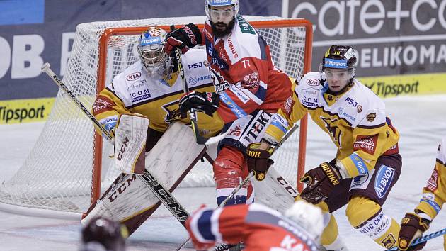 Hokejové utkání Tipsport extraligy v ledním hokeji mezi HC Dynamo Pardubice (červenobílém) a HC Dukla Jihlava  (ve žlutém)) v pardudubické Tipsport areně.