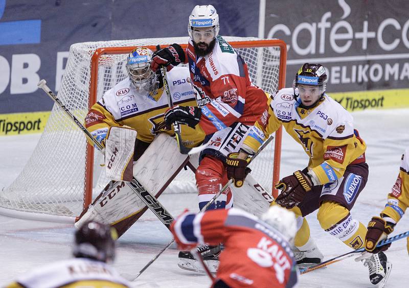 Hokejové utkání Tipsport extraligy v ledním hokeji mezi HC Dynamo Pardubice (červenobílém) a HC Dukla Jihlava  (ve žlutém)) v pardudubické Tipsport areně.