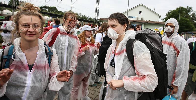 Aktivisté bojující proti chvaletické elektrárně se sešli na nádraží v Řečanech nad Labem na akci Zachraňme klima, zastavme Chvaletice, poté pokračovali pochodem k zadní bráně elektrárny.
