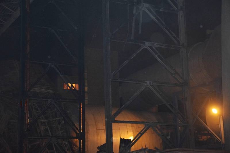 Noční požár v elektrárně Chvaletice zničil zauhlovací most, kterým se ke kotlům přivádí palivo.