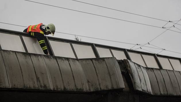 Utržený kus betonu se z nadjezdu na Kyjevské zřítil z výšky několika metrů. Nikoho nezranil, škody nezpůsobil, stav mostu ale musí ověřit statik. 