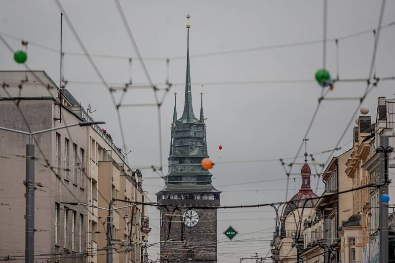 Zahájení festivalu Zrcadlo umění vypouštěním balonků.