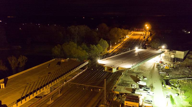 Otáčení dálničního mostu v Uhersku z ptačí perspektivy