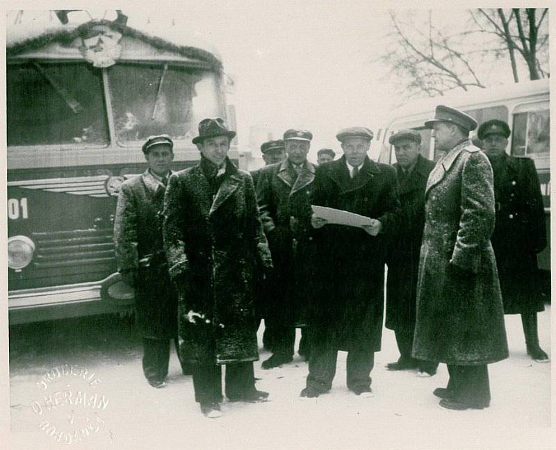 OFICIÁLNÍ ZAHÁJENÍ PROVOZU v lednu 1952 v Bohdanči provázelo husté sněžení. Stavbu trolejových sloupů od Horek do Bohdanče zajistili dobrovolnicky bohdanečští muži.