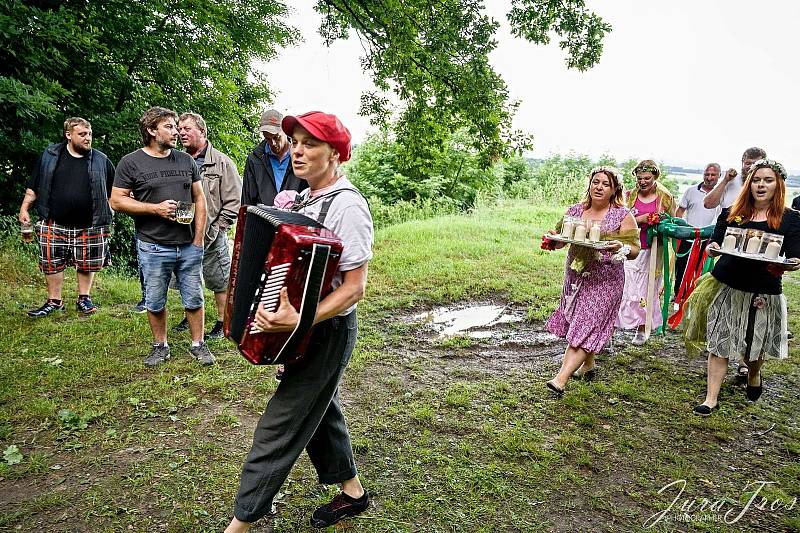 Foto z představení hry na motivy Snu noci Svatojánské.