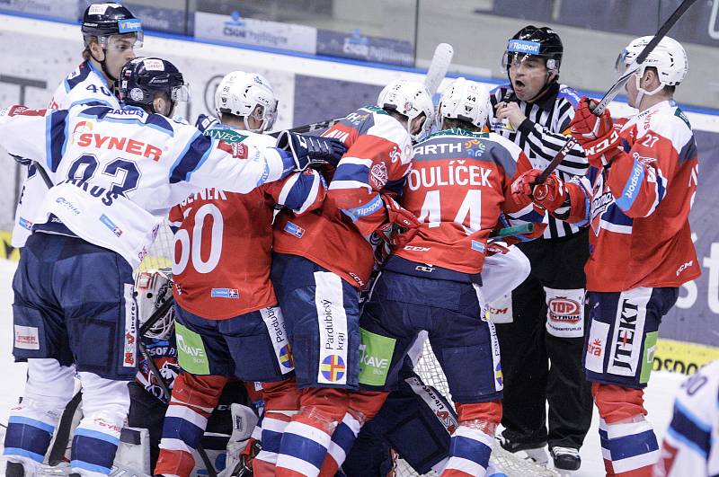 Utkání Tipsport extraligy v ledním hokeji mezi HC Dynamo Pardubice (v červenobílém) a  Bílí Tygři Liberec ( v bílomodrém) v pardubické Tipsport areně.