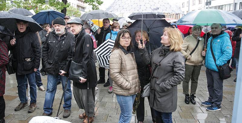 Zhruba 300 lidí se v pondělí sešlo u sochy Jana Kašpara v Pardubicích. Demonstrovali za nezávislou justici.