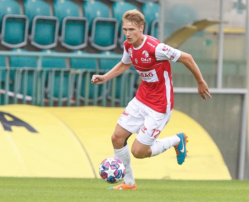 Fotbalové utkání Fortuna ligy mezi FK Pardubice (v červenobílém) a FK Teplice (  modrožlutém) na Městském stadionu Ďolíček v Praze.