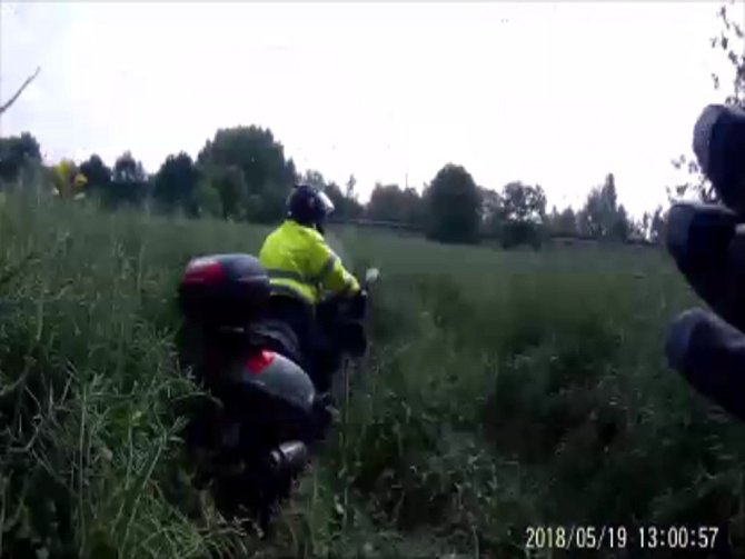 Motocyklista se zákazem řízení se pokusil ujet policejní hlídce v Pardubicích. I když zkusil nejprve pěšinku a poté dokonce uhnout do pole, nepochodil.
