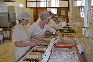 Výroba a balení cukroví v dílnách pardubické školy.