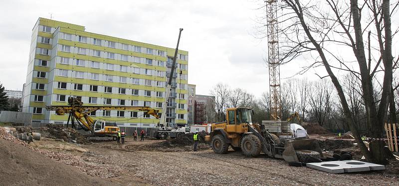 Nový domov pro seniory s demencí Alzheimercentrum vzniká v pardubických Polabinách.