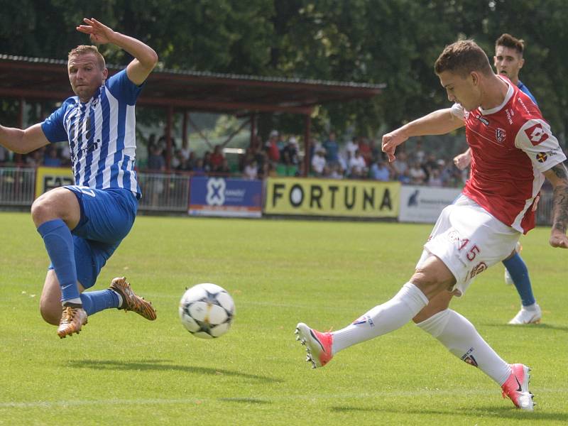 Utkání Fobalové národní ligy mezi FK Pardubice (ve červenobílém) a MFK Vítkovice. (v modrobílém) na hřišti pod Vinicí v Pardubicích.