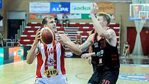 Basketbalové utkání Kooperativy NBL mezi BK JIP Pardubice (v červenobílém) a ERA Basketball Nymburk (v černém) v pardubické hale na Dašické.