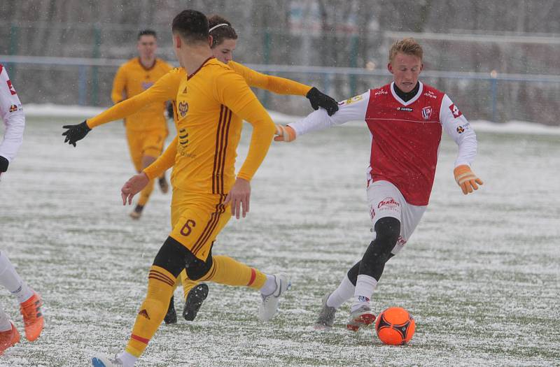 Přípravné utkání Fortuna národní ligy mezi FK Pardubice (ve červenobílém) a FK Dukla Praha U-21 (ve žlutém) na hřišti v Ohrazenicích v Pardubicích