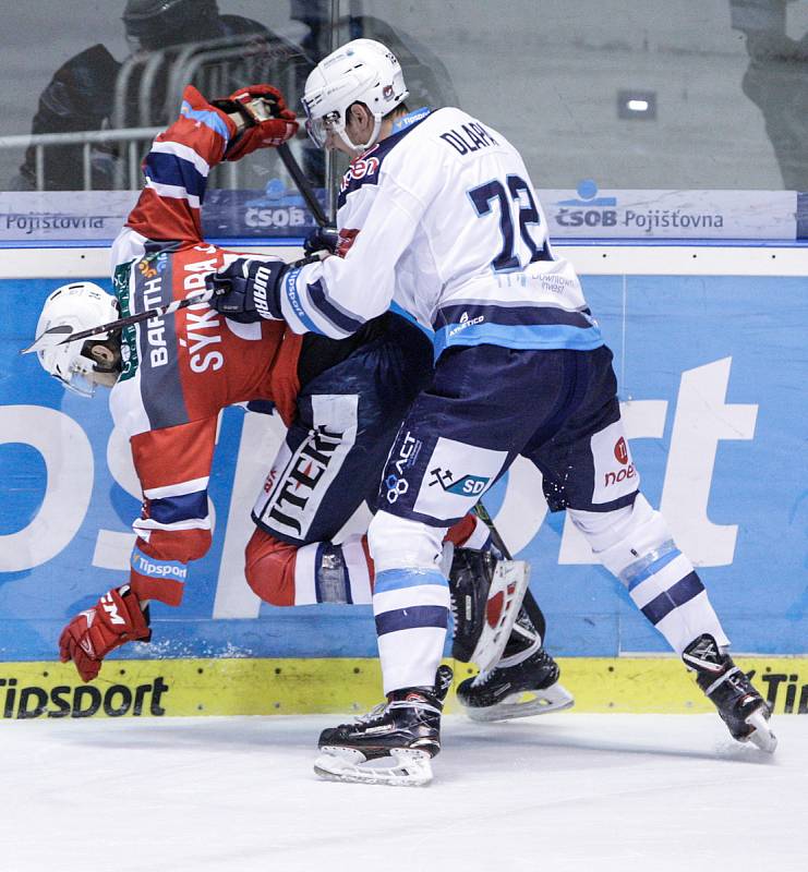 Duel Tipsport extraligy v ledním hokeji mezi HC Dynamo Pardubice (červenobílém) a HC Piráti Chomutov ( v bílemodrém)  v pardubické Tipsport areně.