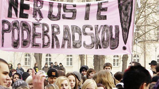 Před pardubickým krajským úřadem v pondělí protestovali studenti školy z Poděbradské ulice