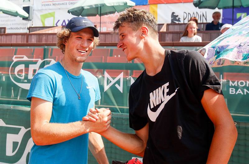 Vítěz Pardubické juniorky Daniel Siniakov a poražený Jakub  Menšík