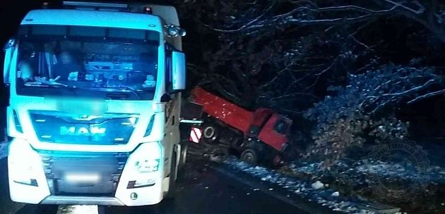 Řidič návěsu, z dosud nejasných důvodů, musel zabrzdit a náklad v podobě nákladního auta Tatra, doslova 'vysypal' do příkopu.