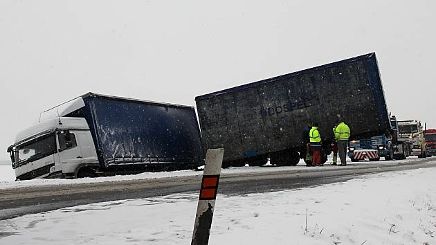 Kamion u Holic napříč vozovkou zablokoval celou páteřní silnici I/35
