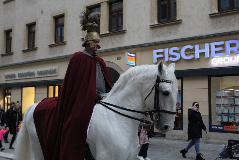 Pranostika o svatém Martinovi, který přijíždí na bílém koni, se letos nevyplnila i tak ho lidé v Pardubicích přivítali.