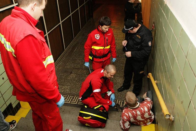 Namol opilý propuštěný trestanec nebyl na svobodě ani dvanáct hodin a zase putoval za mříže. Tentokrát záchytné stanice. Při odchodu z baru se zřítil ze schodů.