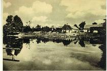 Obecní rybník na návsi ještě se starou zástavbou. Pravděpodobně 30. léta 20. století.