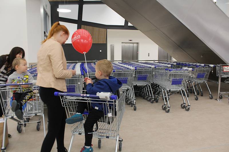 Tesco v Pardubicích bylo ve čtvrtek 15. září po rekonstrukci otevřeno.